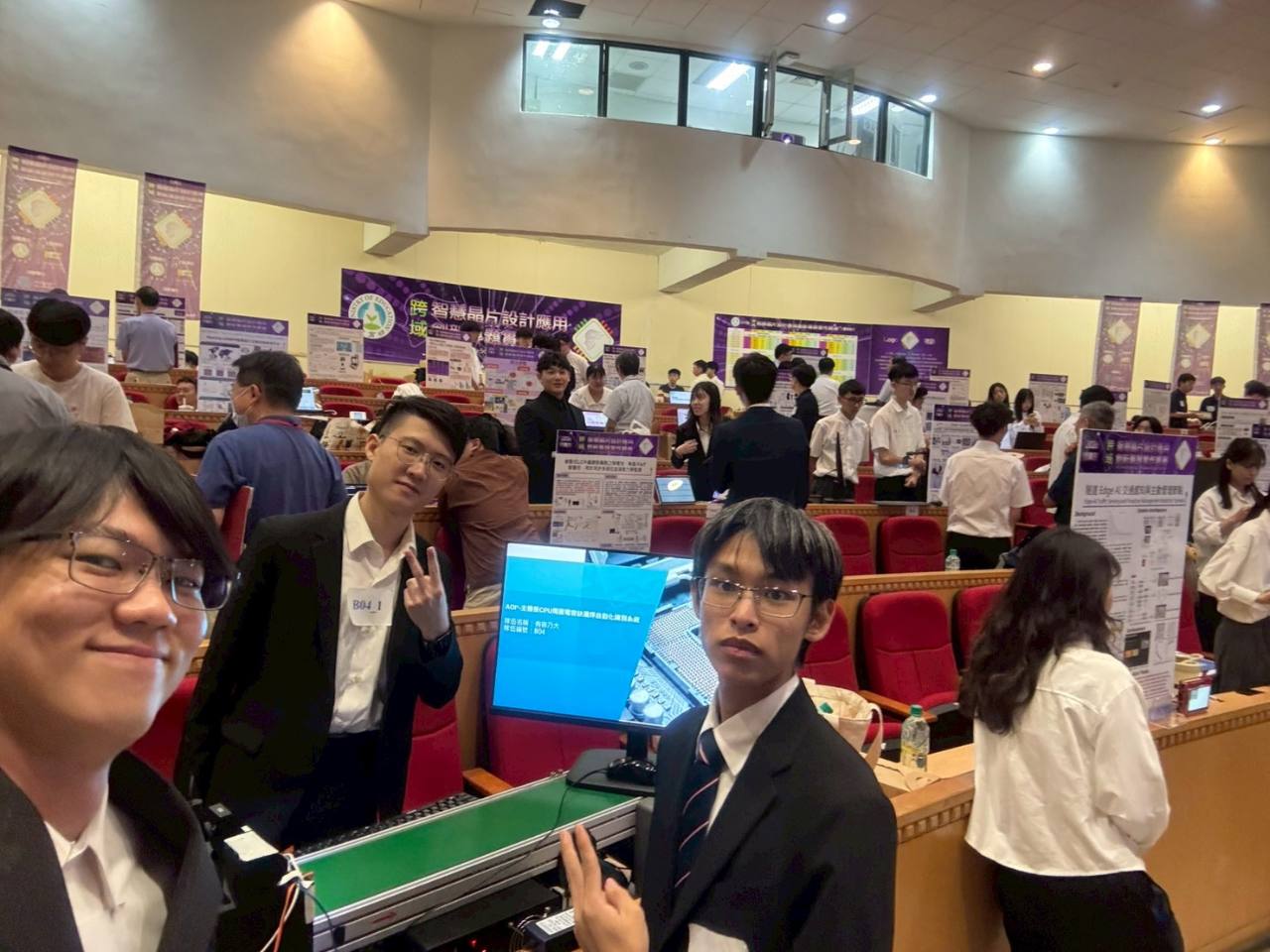 智慧終端裝置組學生團隊於 2026 跨域智慧晶片設計應用創新專題實作競賽現場展示 AOI 作品